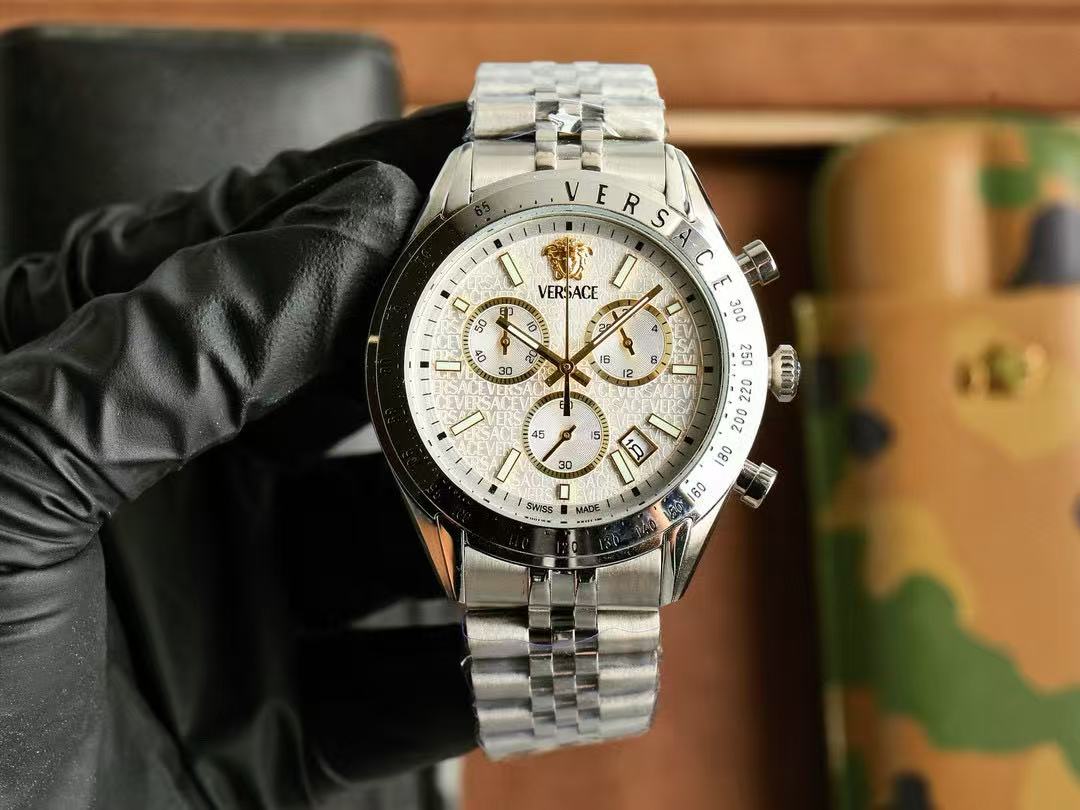 Versaceエンボス加工の6針メンズ腕時計【50％割引+送料無料】
