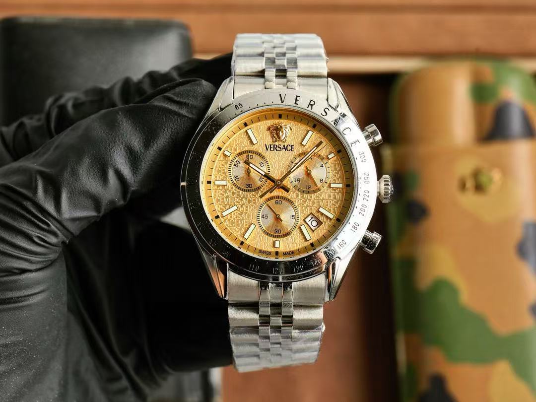 Versaceエンボス加工の6針メンズ腕時計【50％割引+送料無料】