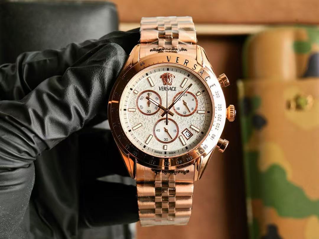 Versaceエンボス加工の6針メンズ腕時計【50％割引+送料無料】