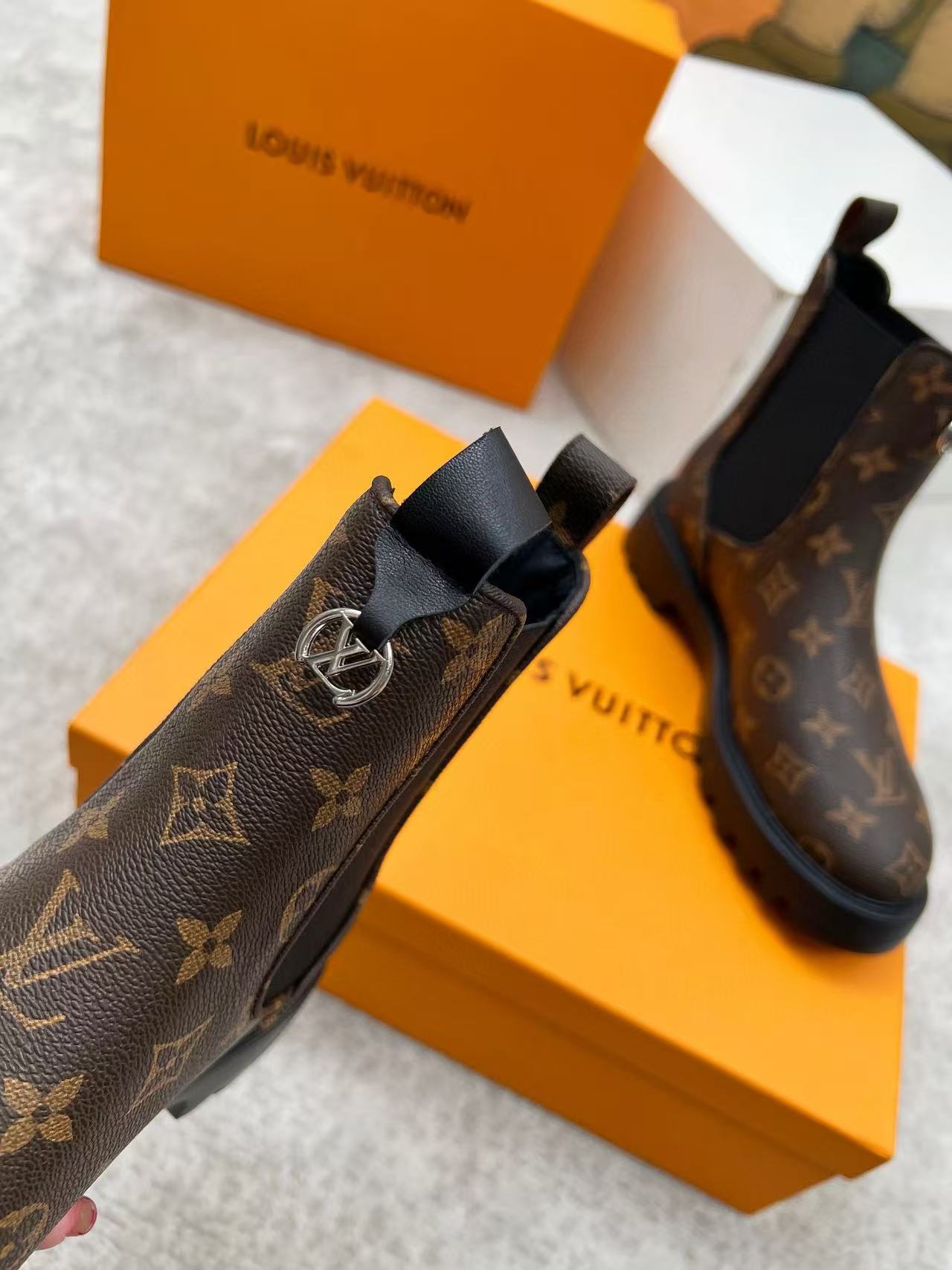 LVの高品質シープスキンアンクルブーツ【50％割引+送料無料】