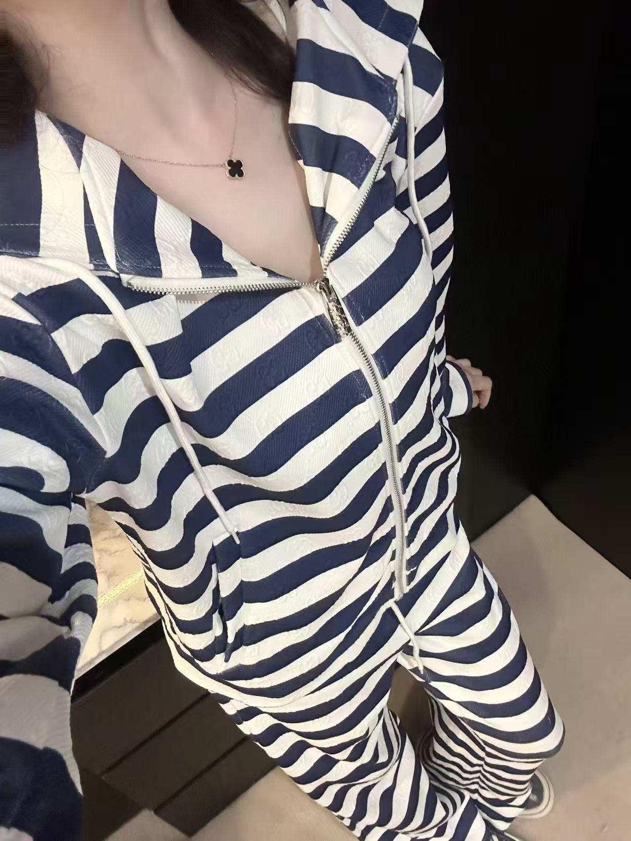 GUCC1 エンボスストライプ カジュアルジャケット + パンツ ツーピースセット【50％割引+送料無料】