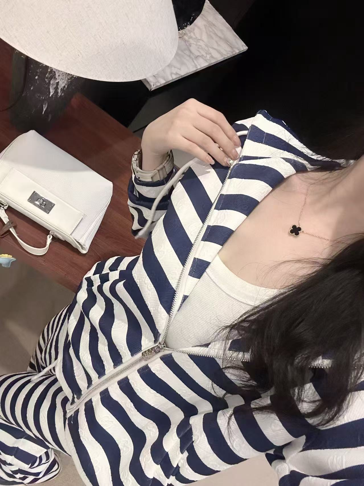 GUCC1 エンボスストライプ カジュアルジャケット + パンツ ツーピースセット【50％割引+送料無料】