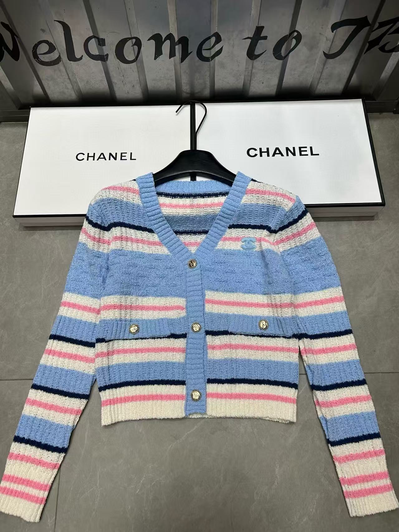 CHANE1 メタルボタン付きVネックカーディガン【50％割引+送料無料】