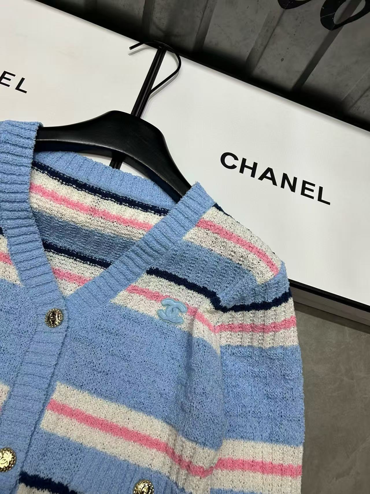 CHANE1 メタルボタン付きVネックカーディガン【50％割引+送料無料】