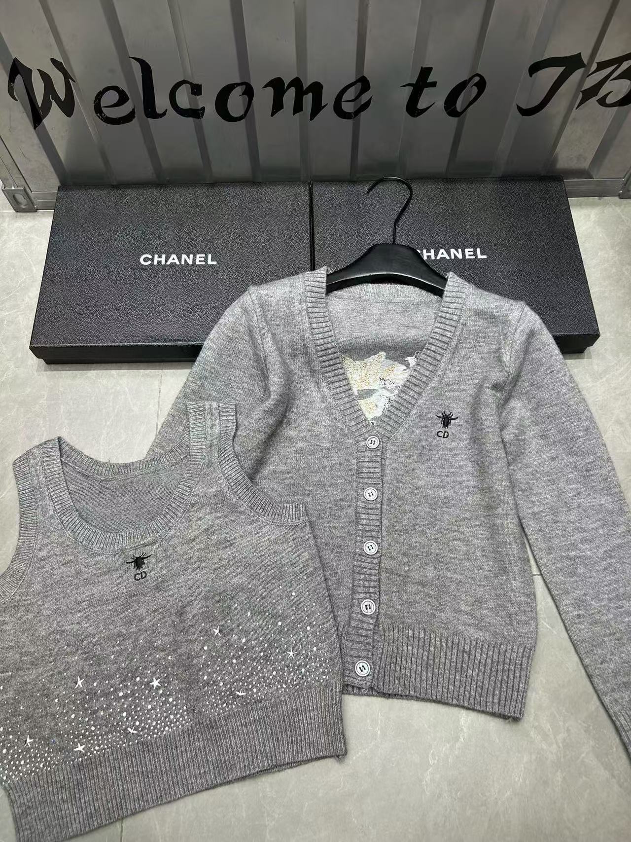 DI0R刺繍ベスト+カーディガン2点セット【50％割引+送料無料】