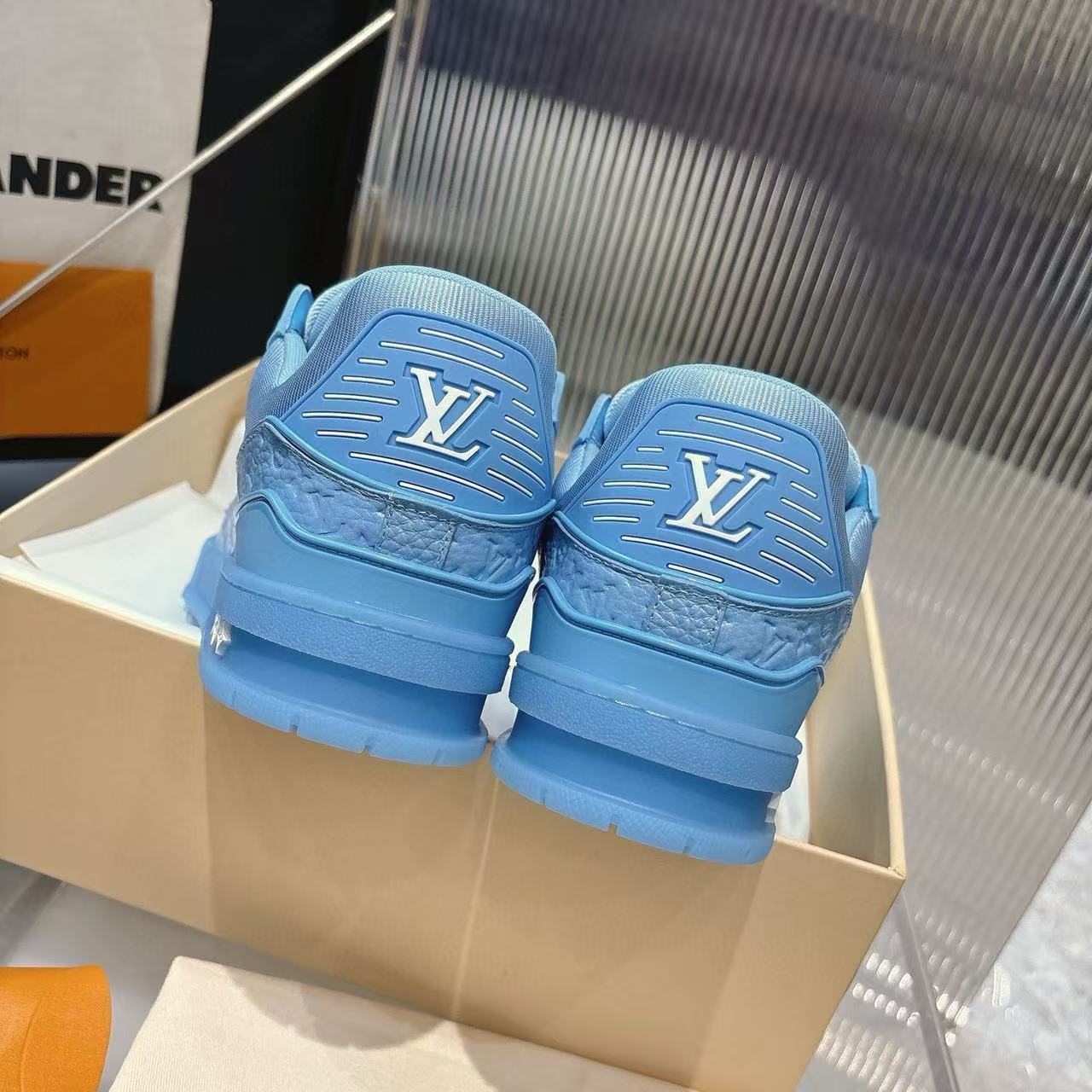 LVの高品質パテントレザーエンボス加工カジュアルシューズ【50％割引+送料無料】