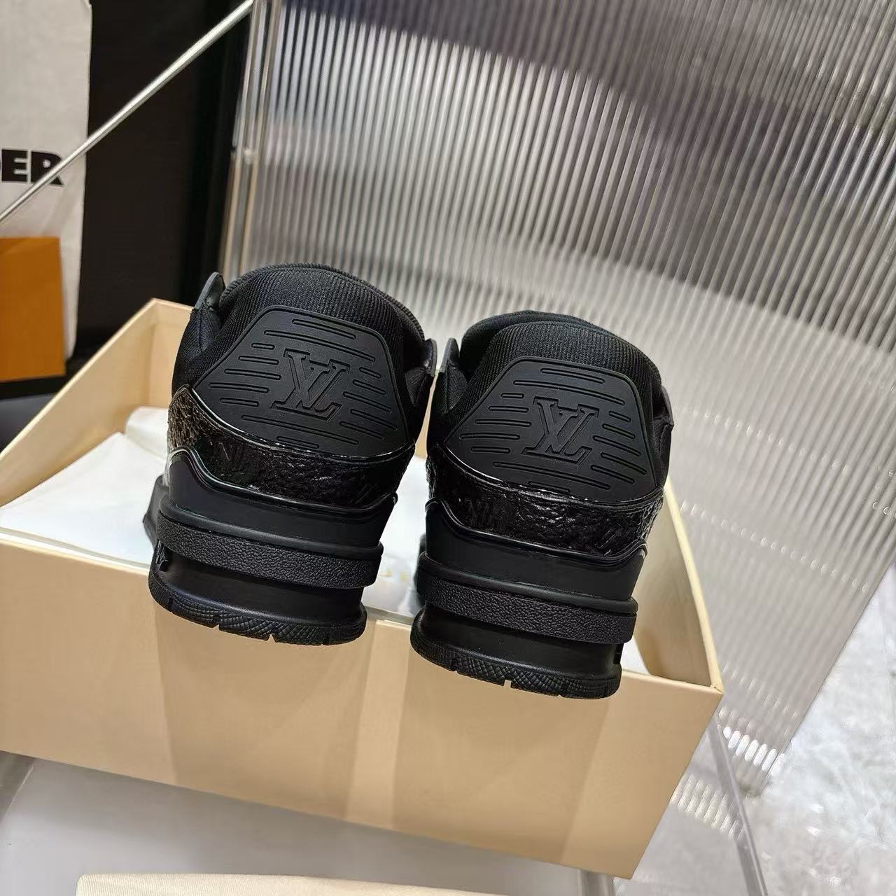 LVの高品質パテントレザーエンボス加工カジュアルシューズ【50％割引+送料無料】
