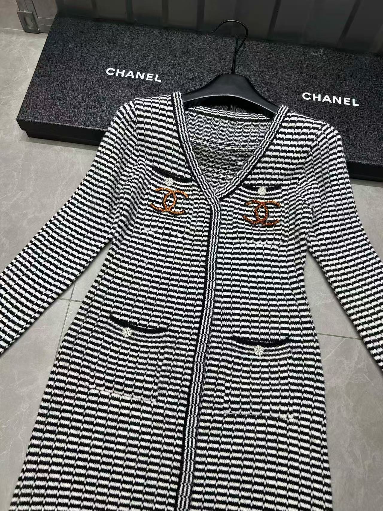 CHANE1 ゼブラVネックウールドレス【50％割引+送料無料】