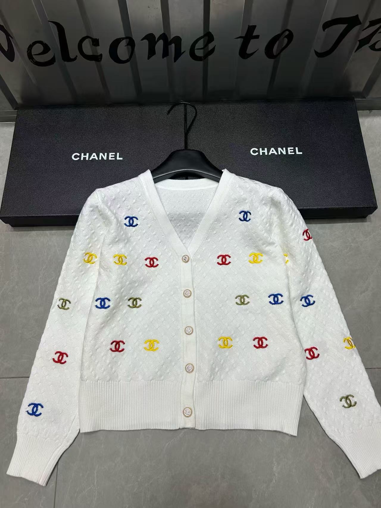 CHANE1 オールオーバーロゴウールVネックカーディガン【50％割引+送料無料】