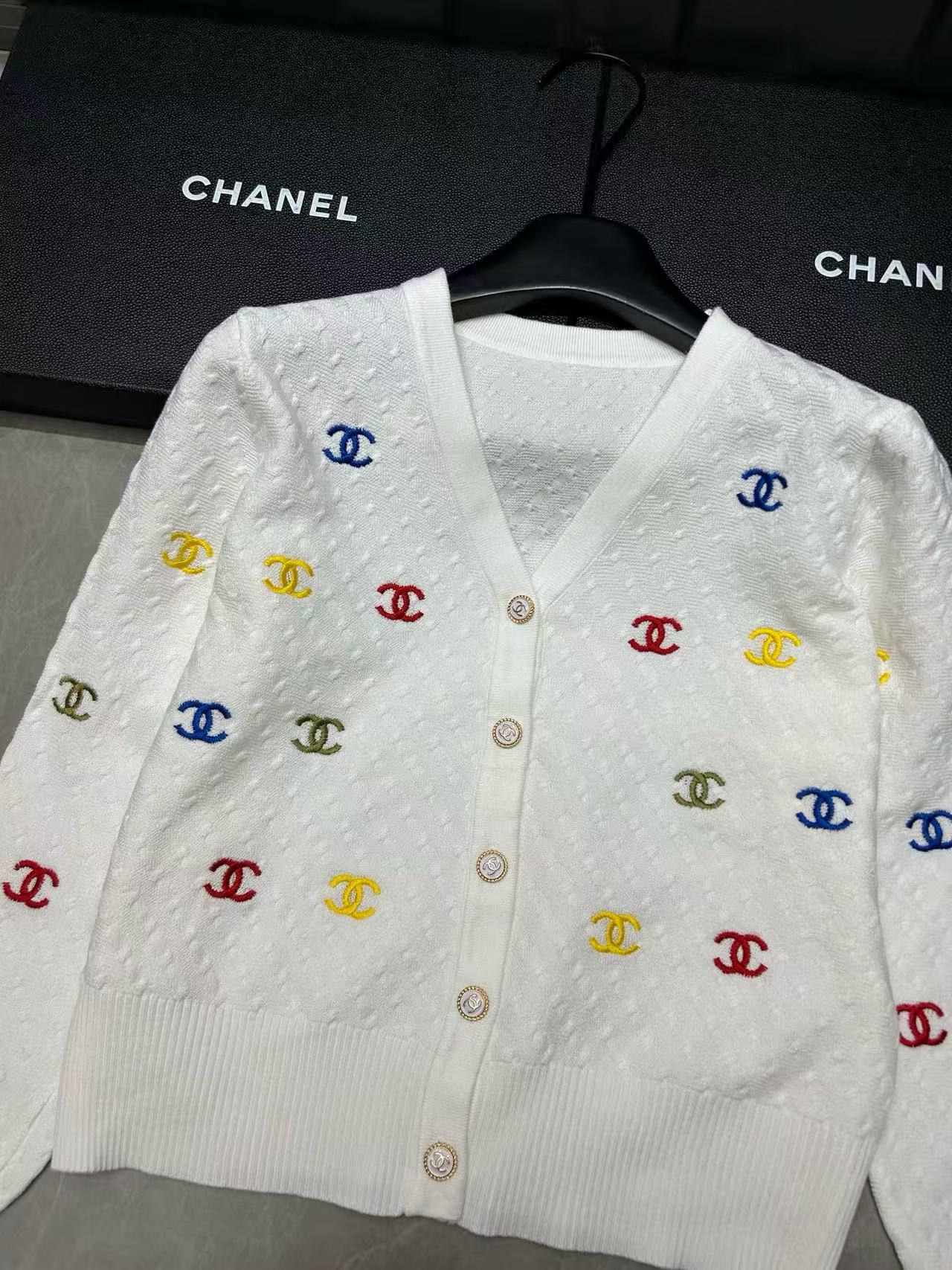 CHANE1 オールオーバーロゴウールVネックカーディガン【50％割引+送料無料】