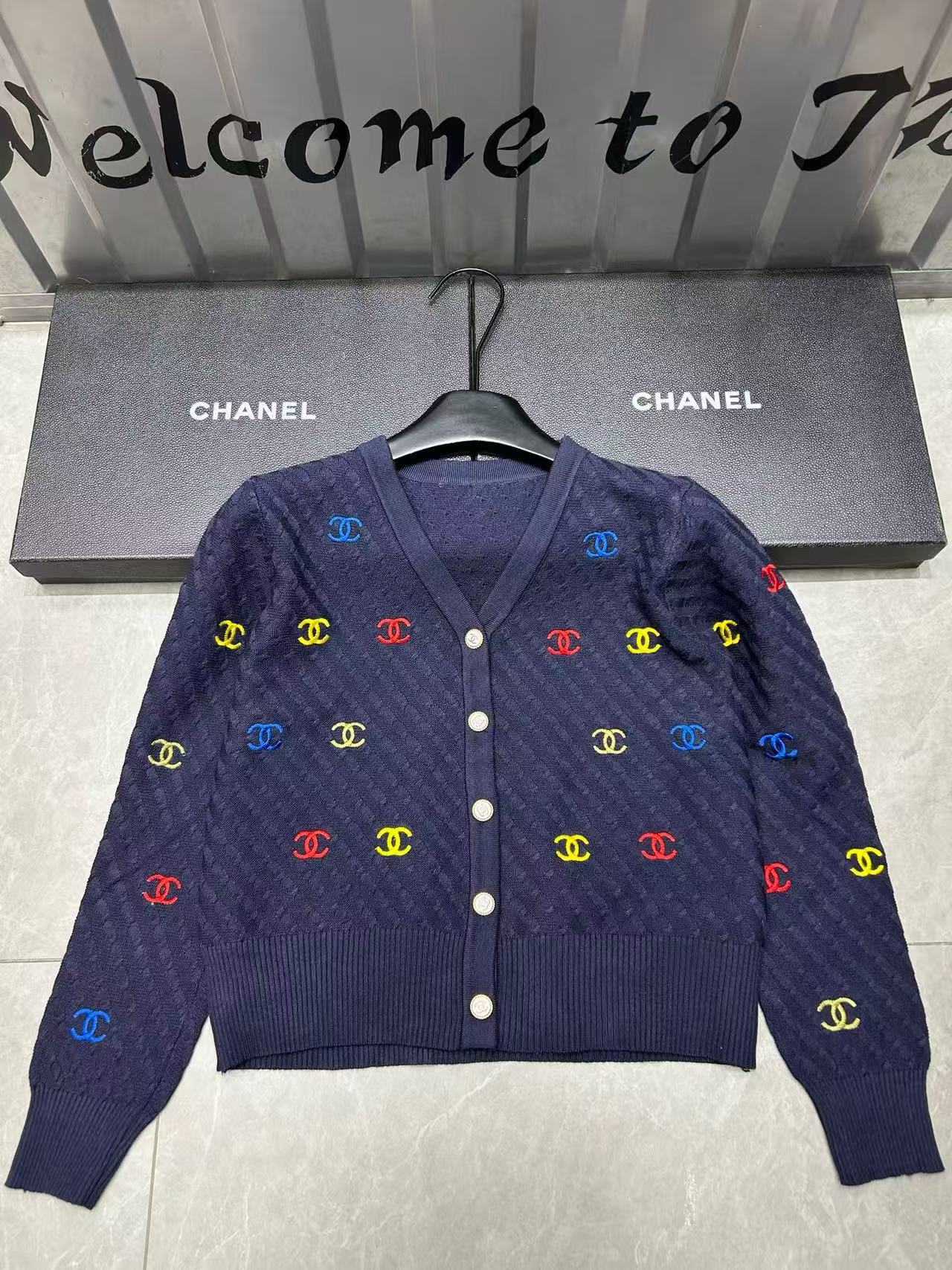 CHANE1 オールオーバーロゴウールVネックカーディガン【50％割引+送料無料】