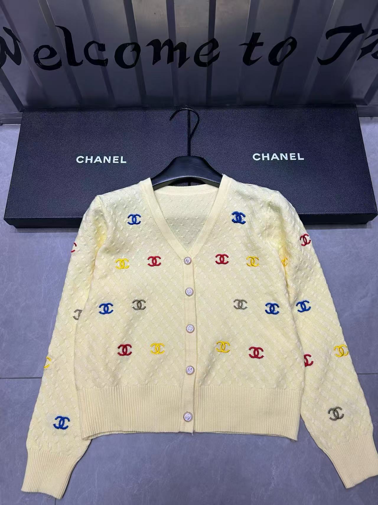 CHANE1 オールオーバーロゴウールVネックカーディガン【50％割引+送料無料】