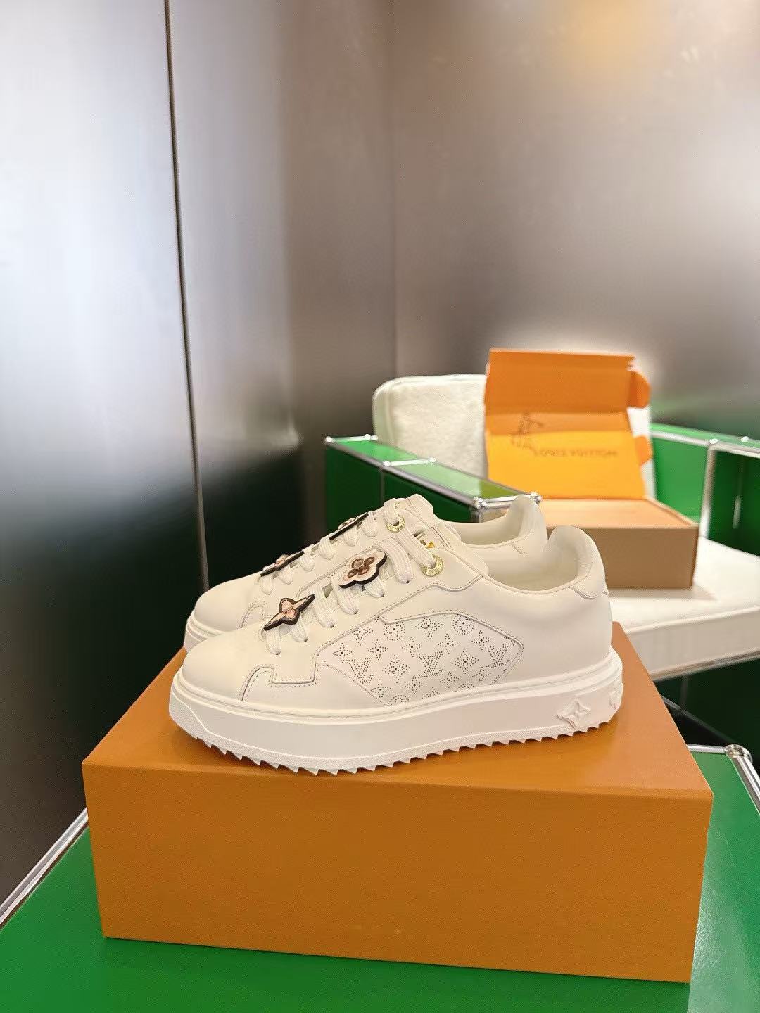 LVの高品質四つ葉のクローバーカジュアルシューズ【50％割引+送料無料】