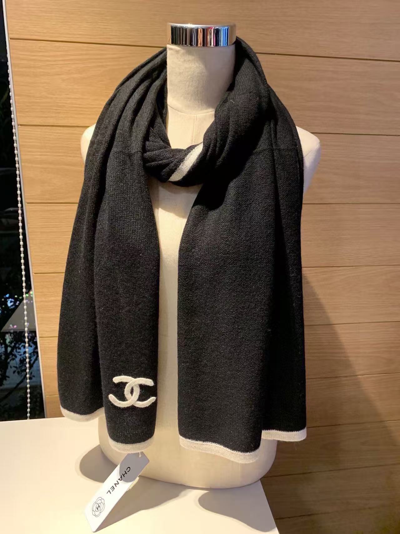 CHANE1 ダブルC ブラック＆ホワイト カシミアスカーフ【50％割引+送料無料】