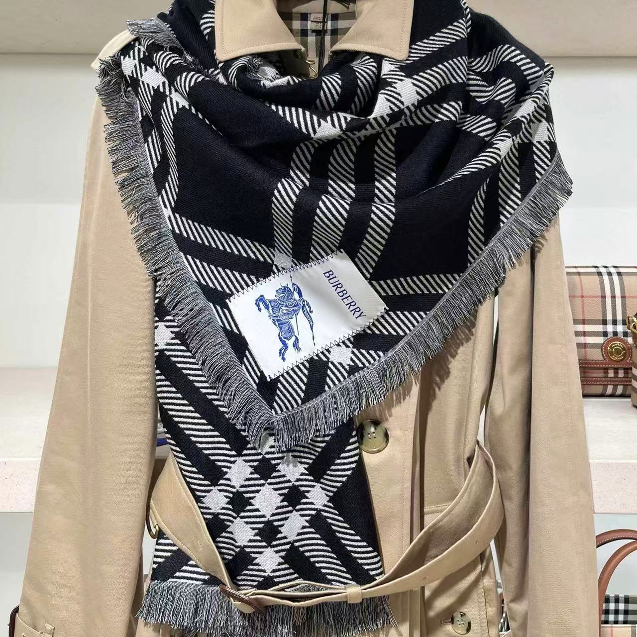 BUR8ERRYのブラック＆ホワイトのチェック柄カシミアスカーフ【50％割引+送料無料】