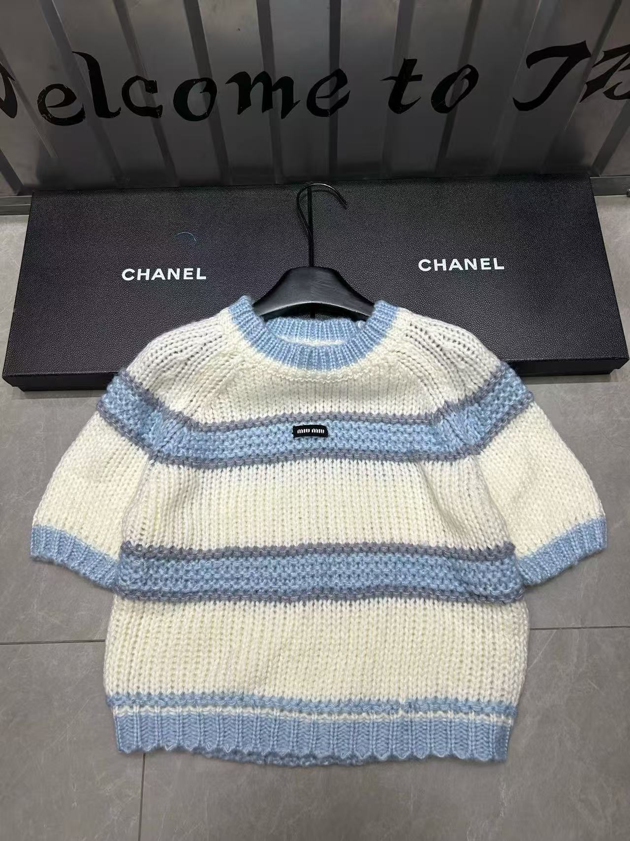 M1UM1U カラーブロックレタリングセーター【50％割引+送料無料】