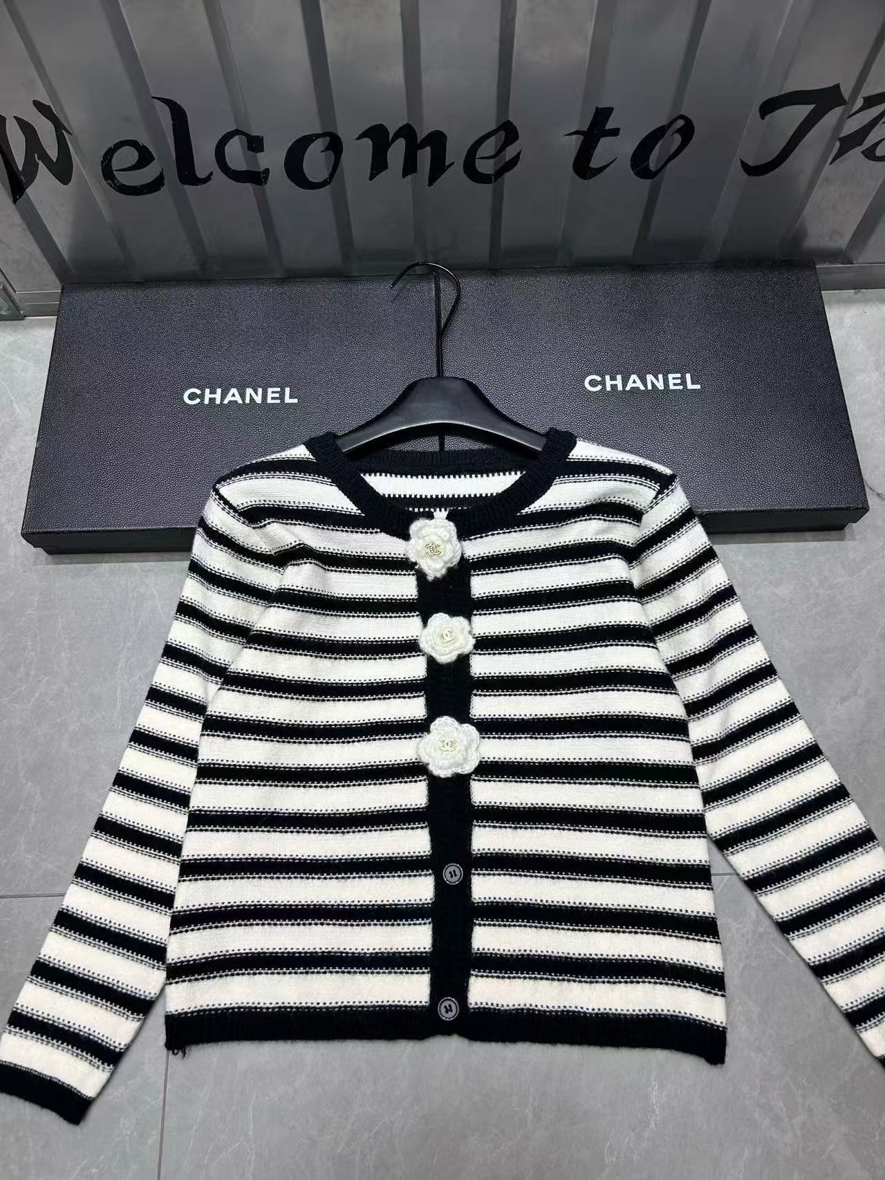CHANE1フラワーボタンストライプウールカーディガン【50％割引+送料無料】