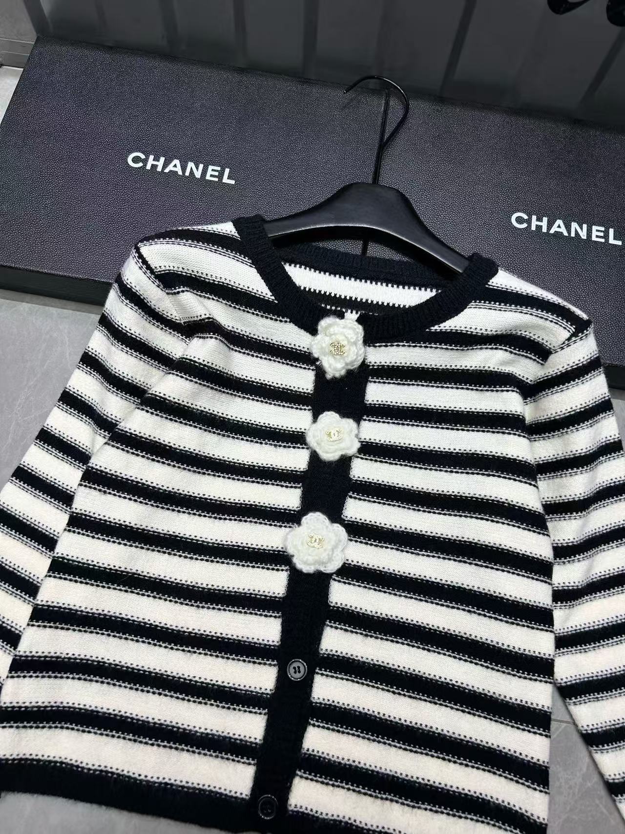 CHANE1フラワーボタンストライプウールカーディガン【50％割引+送料無料】