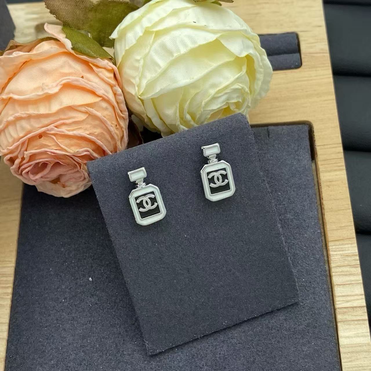 CHANE1 ダブルC 香水ボトル イヤリング【50%割引+送料無料】