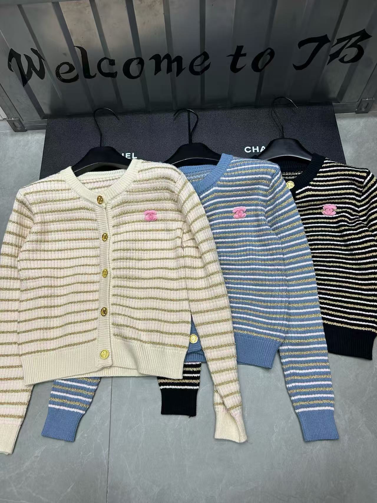 CHANE1 メタルボタン付きストライプウールカーディガン【50％割引+送料無料】