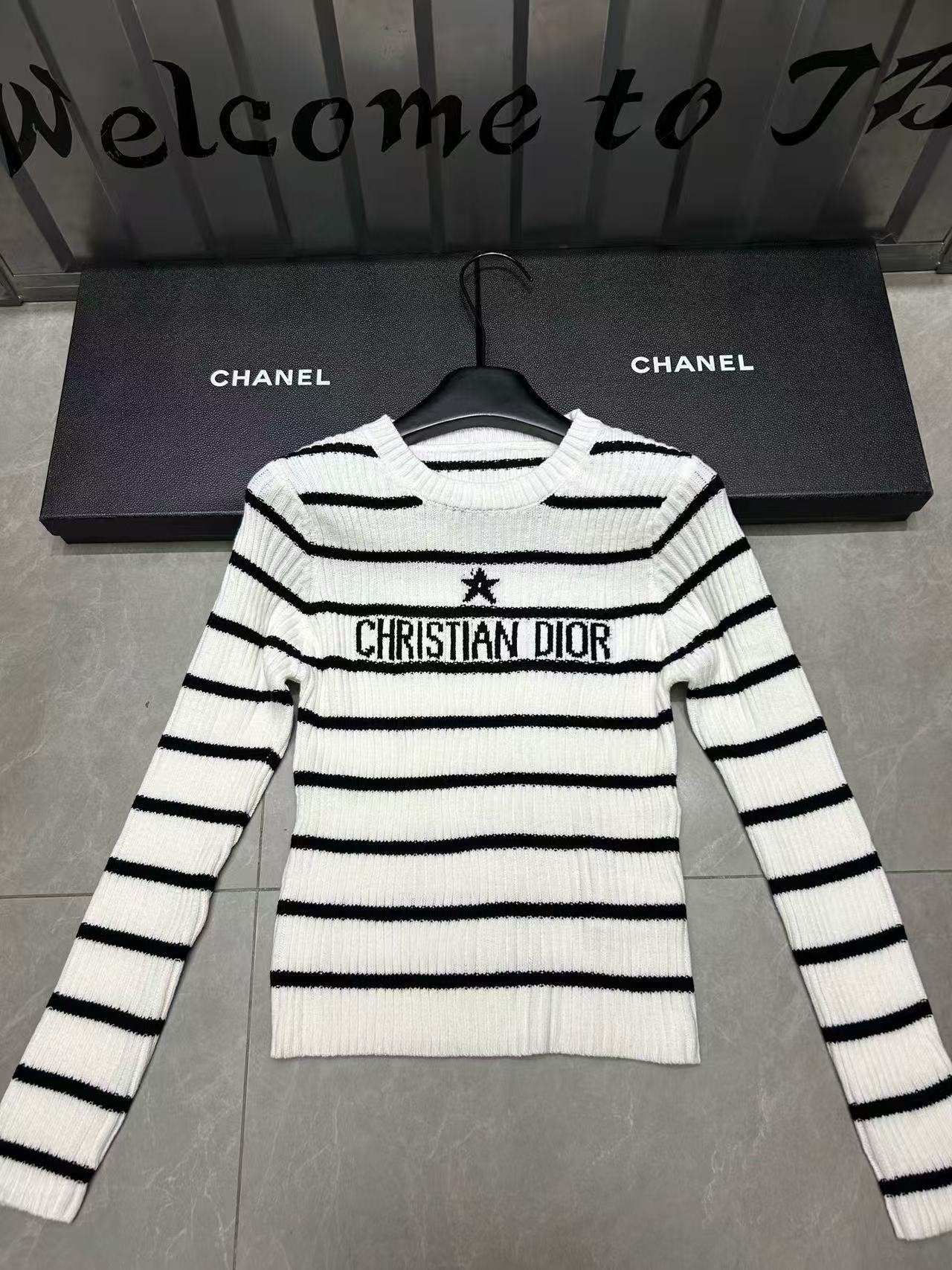 DI0R ストライプレタリングセーター【50％割引+送料無料】