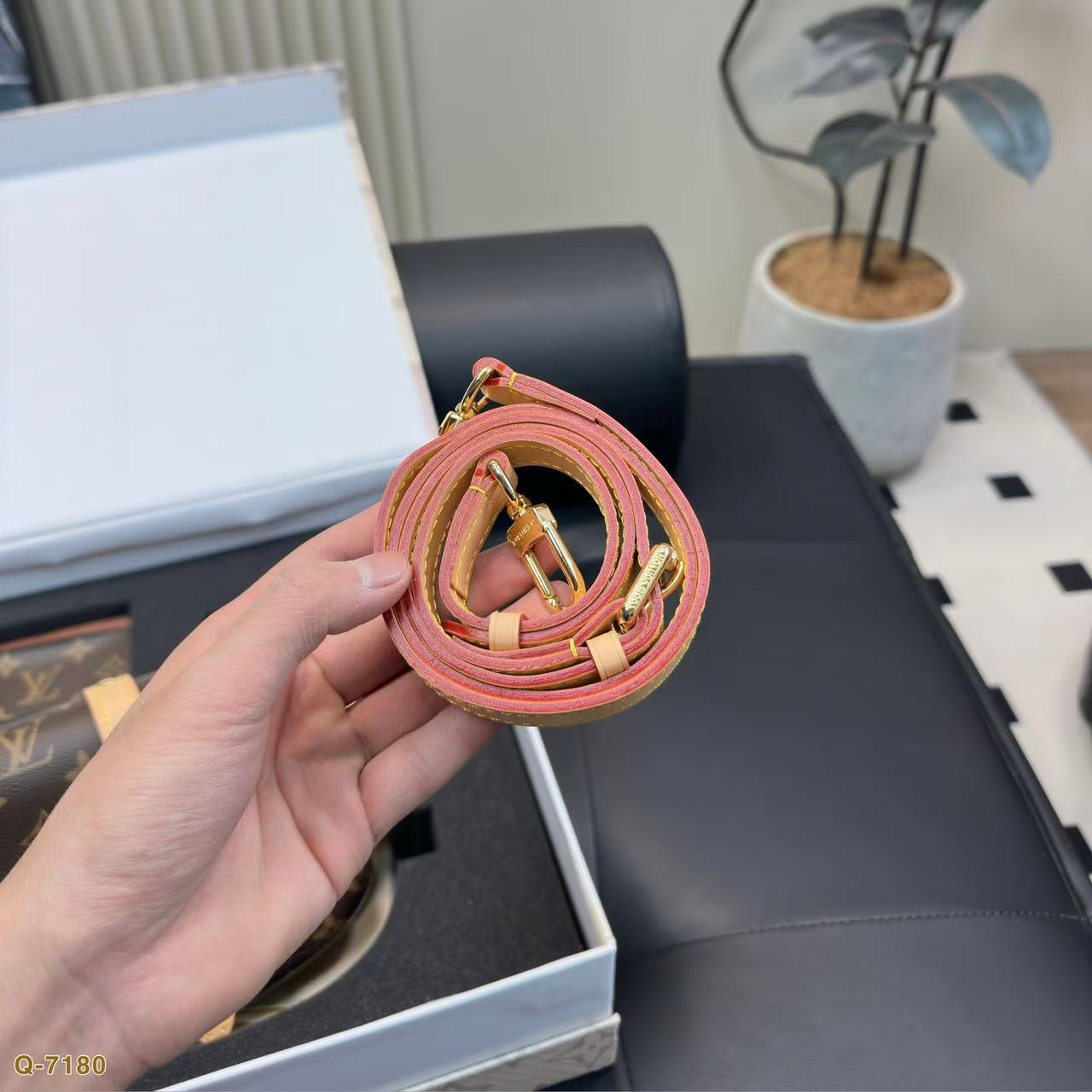 LVハンドバッグ+小銭入れ+キーホルダー3点セット【50％割引+送料無料】