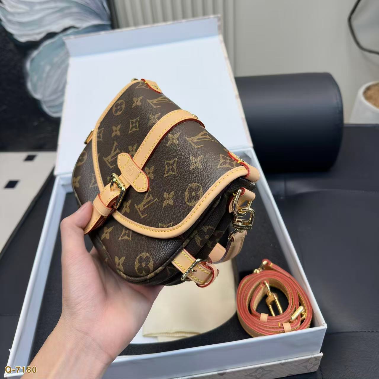 LVハンドバッグ+小銭入れ+キーホルダー3点セット【50％割引+送料無料】