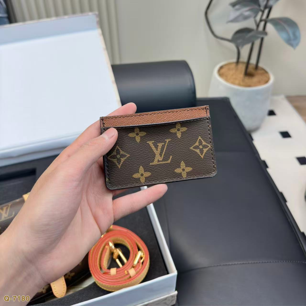 LVハンドバッグ+小銭入れ+キーホルダー3点セット【50％割引+送料無料】