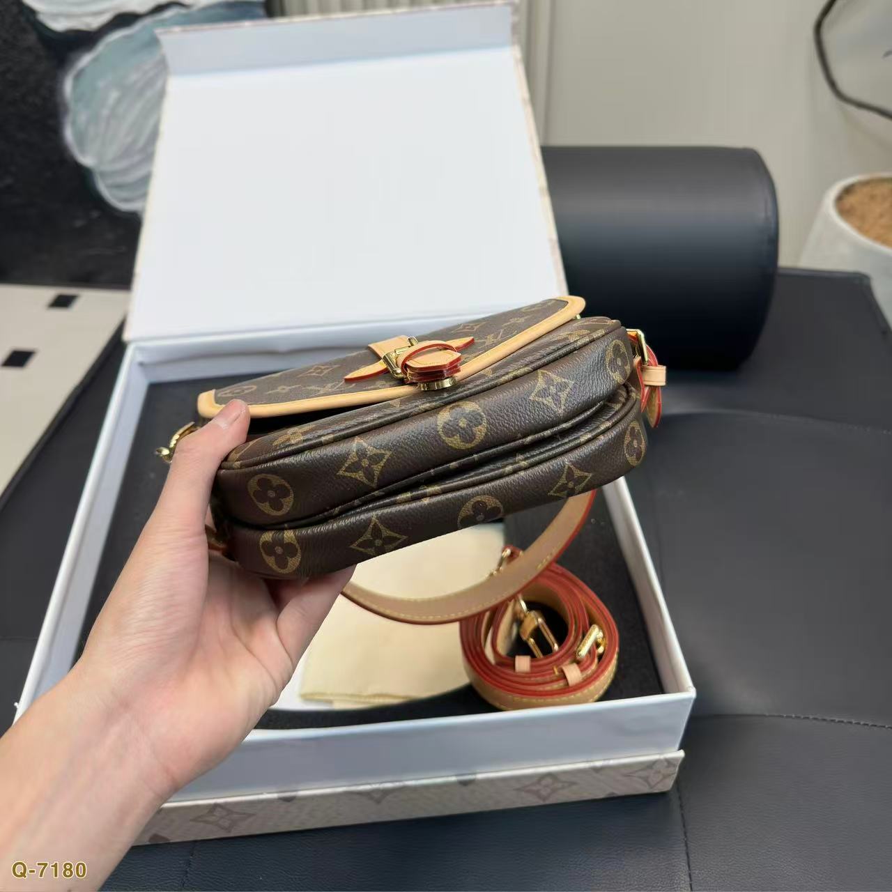 LVハンドバッグ+小銭入れ+キーホルダー3点セット【50％割引+送料無料】