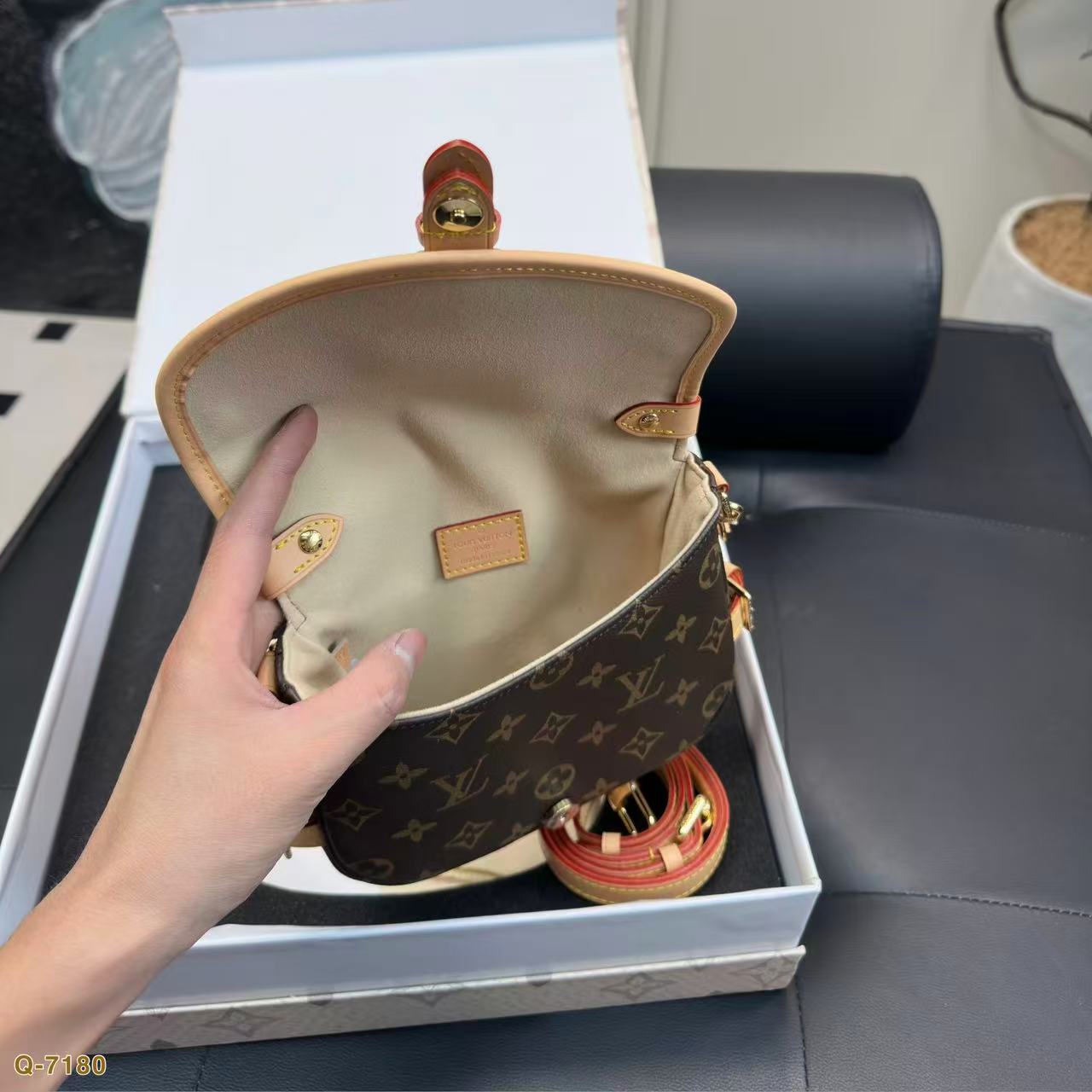 LVハンドバッグ+小銭入れ+キーホルダー3点セット【50％割引+送料無料】