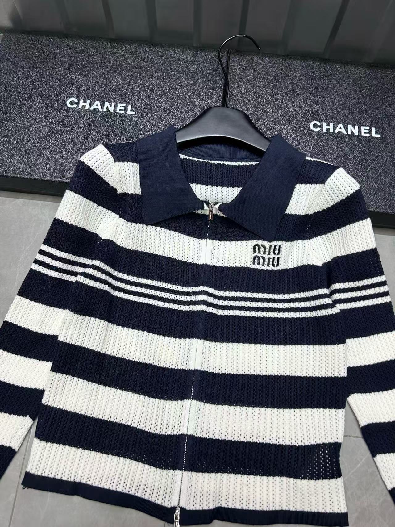 M1UM1U ラペルストライプウールカーディガン【50％割引+送料無料】