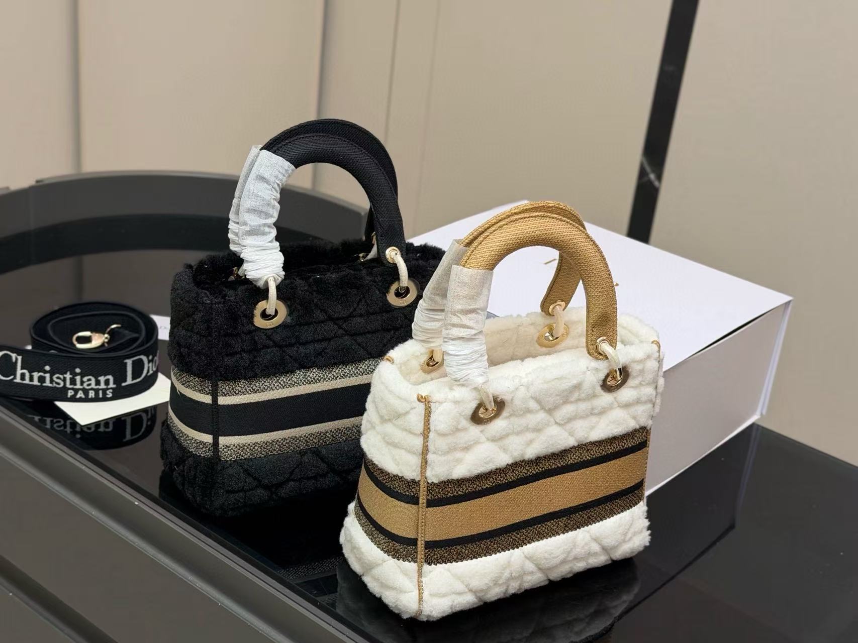DI0Rの高品質刺繍ウールハンドバッグ【50％割引+送料無料】