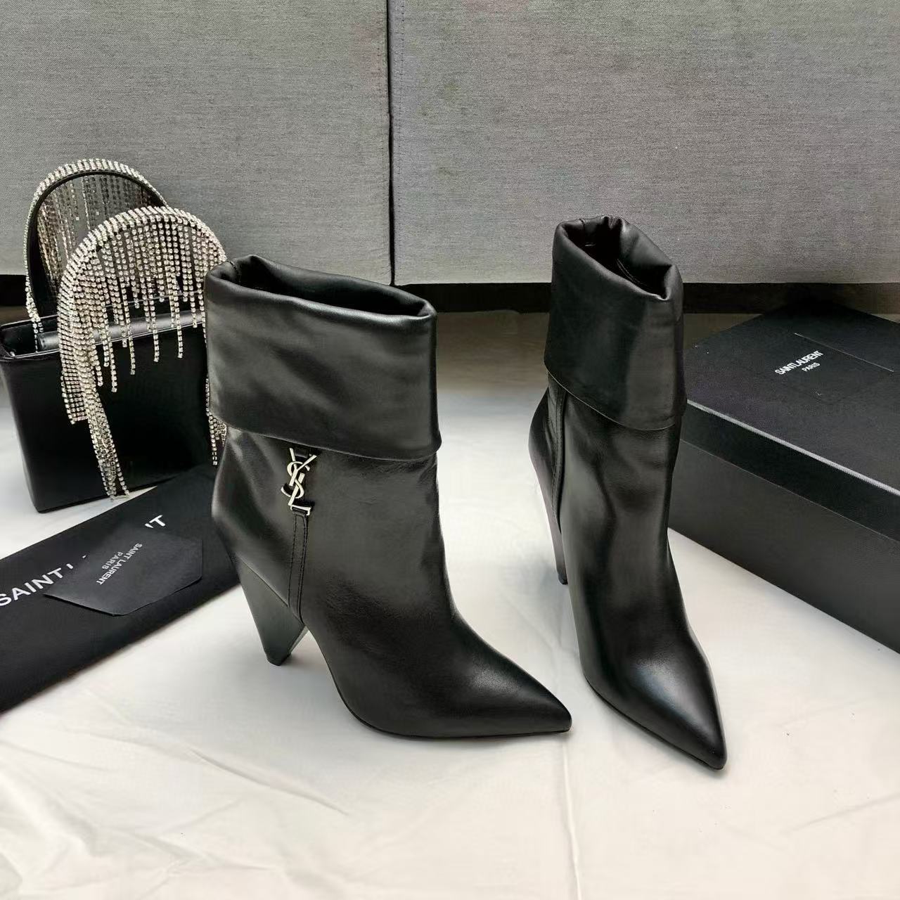YSLの高品質ポインテッドシープスキンアンクルブーツ【50％割引+送料無料】