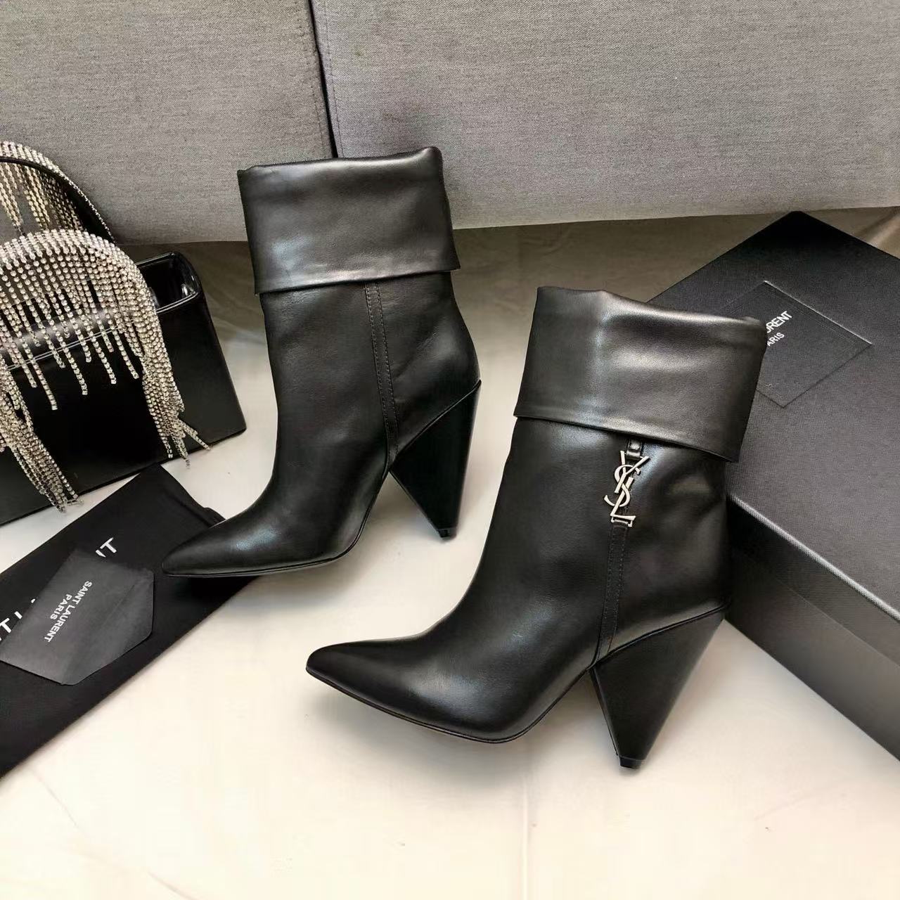 YSLの高品質ポインテッドシープスキンアンクルブーツ【50％割引+送料無料】