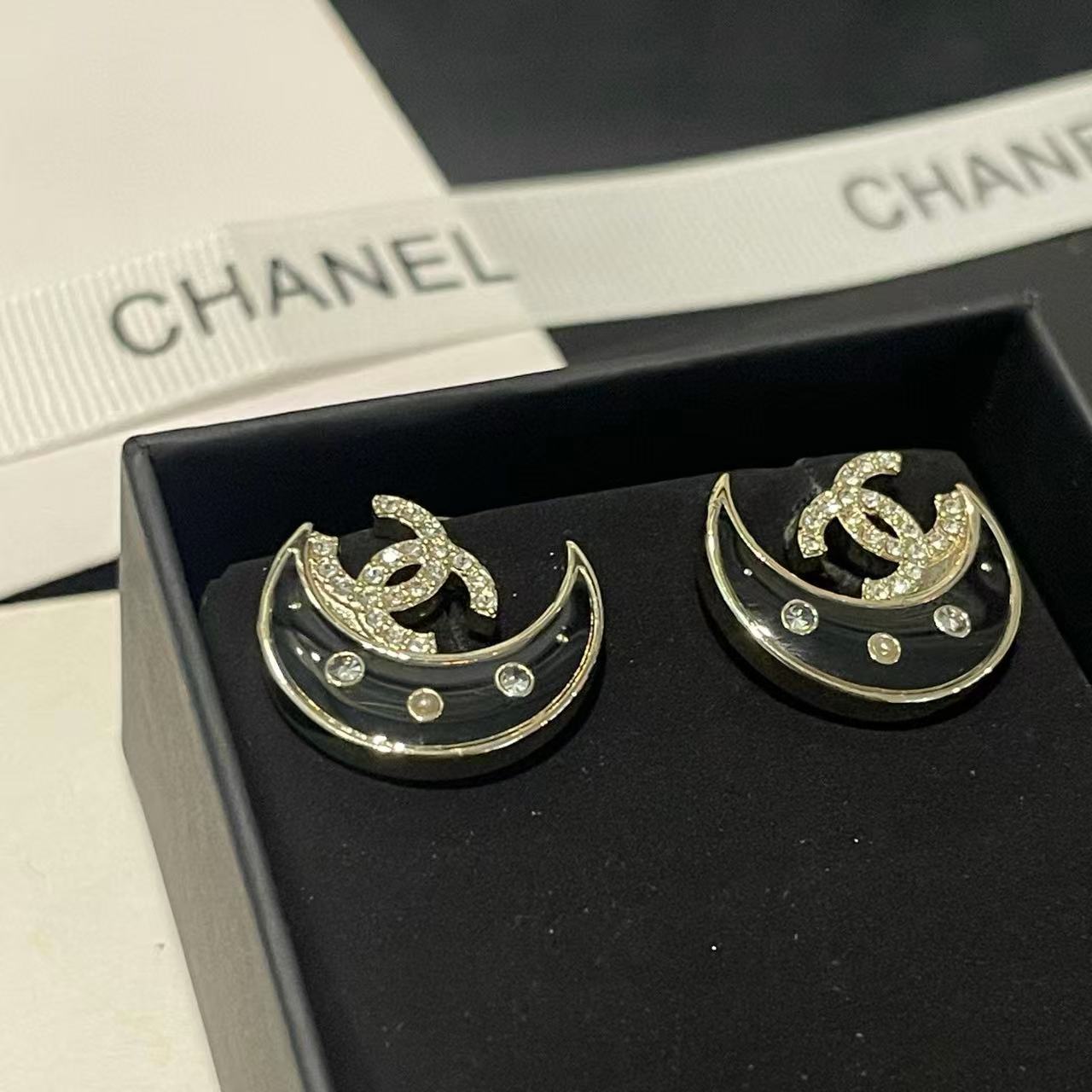 CHANE1 ダブルC ダイヤモンド エナメル ムーン イヤリング【50％割引+送料無料】