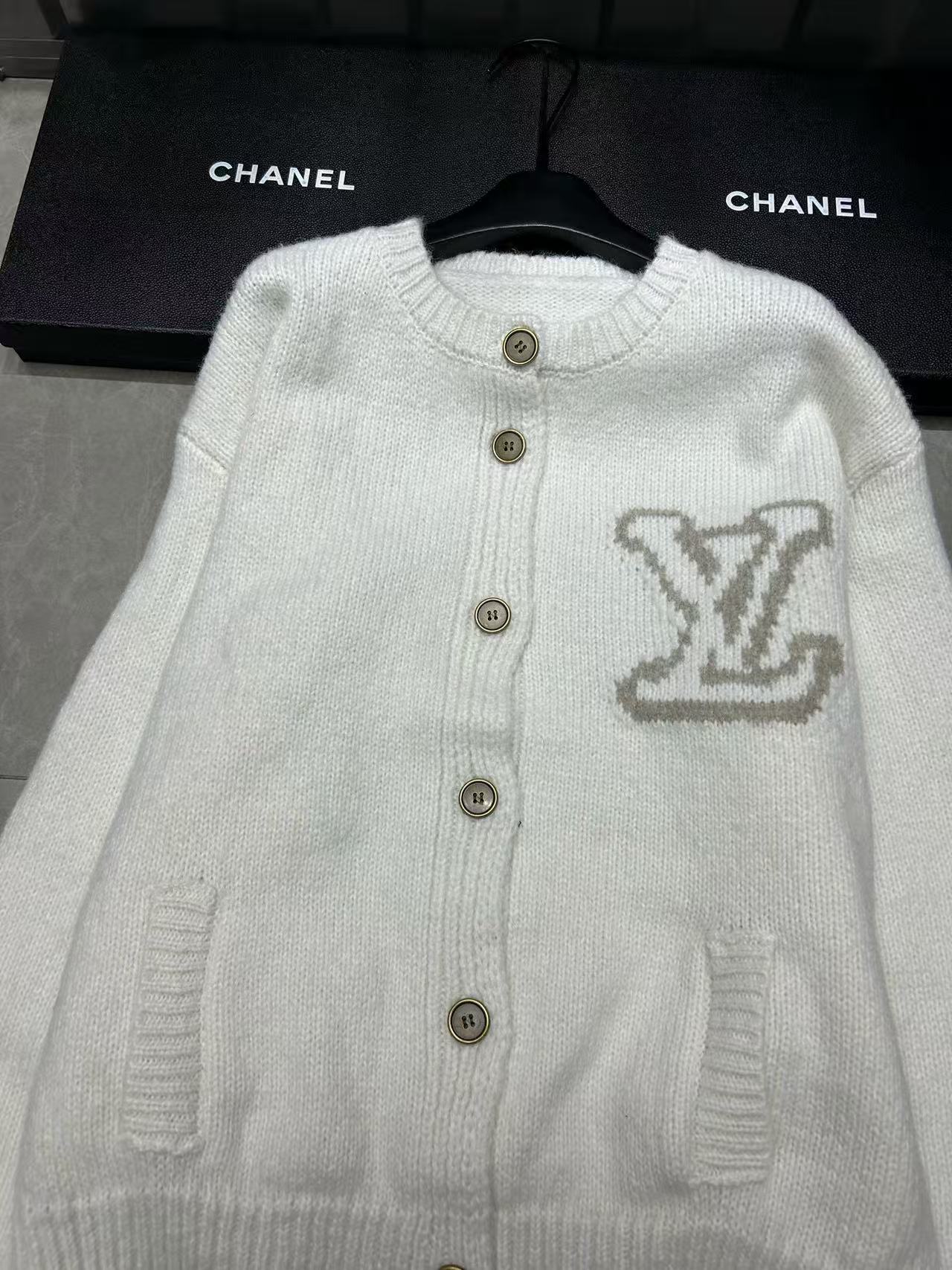 LVウールロゴウールカーディガン【50％割引+送料無料】