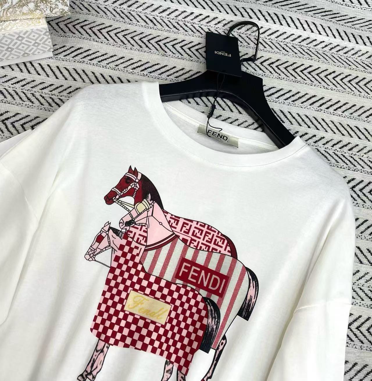 FEND1 ポニーレタープリント ロングスリーブTシャツ【50％割引+送料無料】