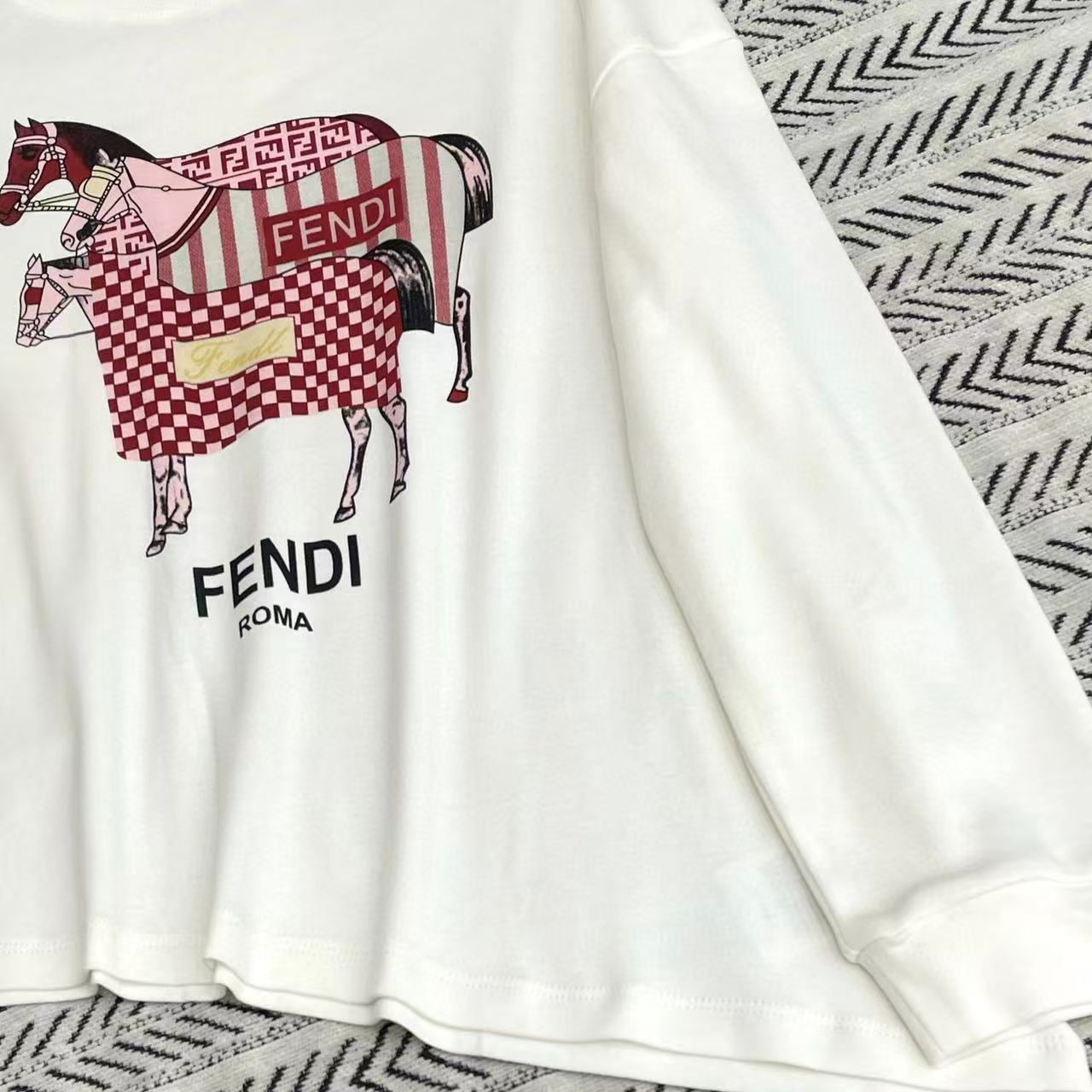 FEND1 ポニーレタープリント ロングスリーブTシャツ【50％割引+送料無料】
