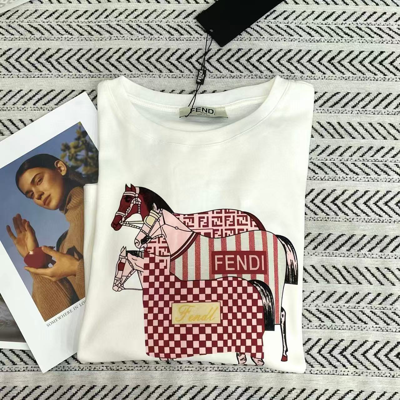FEND1 ポニーレタープリント ロングスリーブTシャツ【50％割引+送料無料】