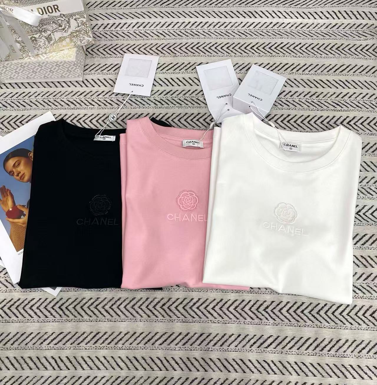 CHANE1 刺繍カメリアレターTシャツ【50％割引+送料無料】