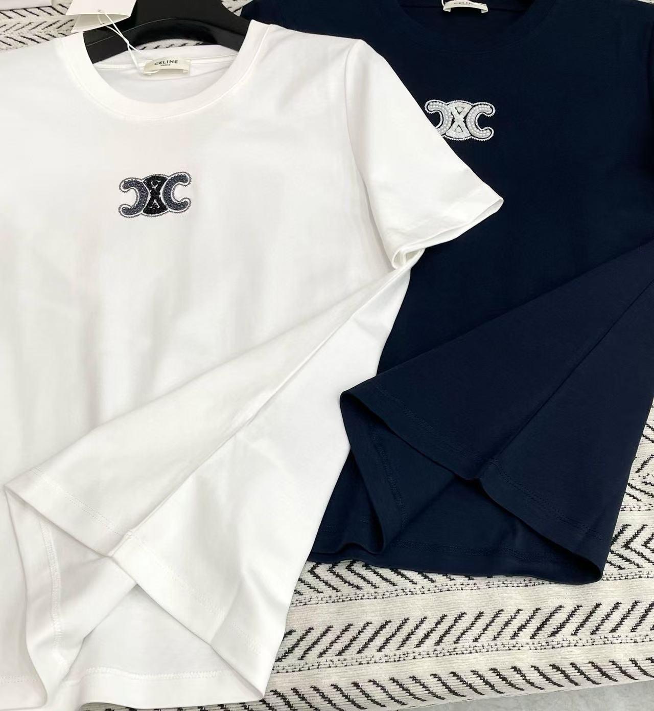 CEL1NE 刺繍文字ビーズTシャツ【50％割引+送料無料】