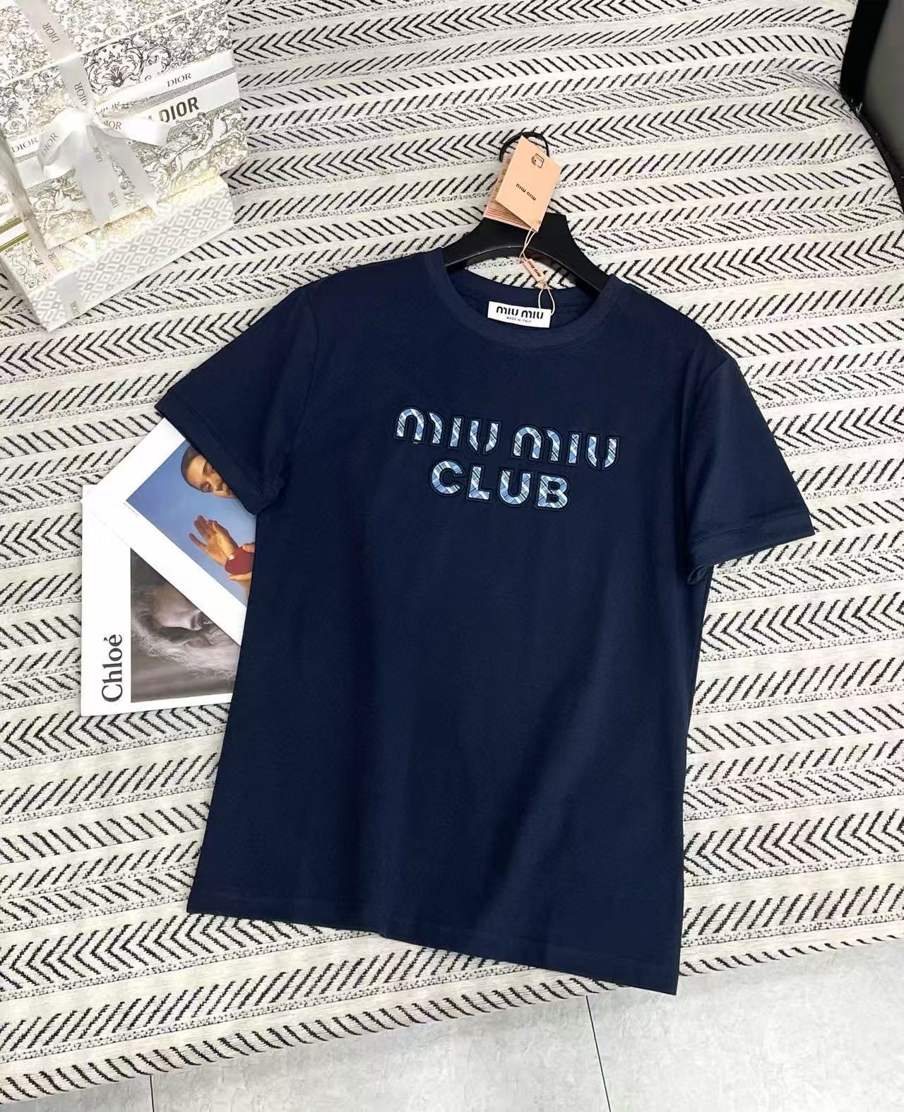 M1UM1U 刺繍レターTシャツ【50％割引+送料無料】