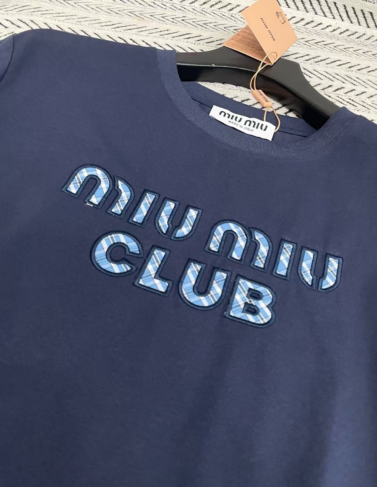 M1UM1U シンプル刺繍レターTシャツ【50％割引+送料無料】