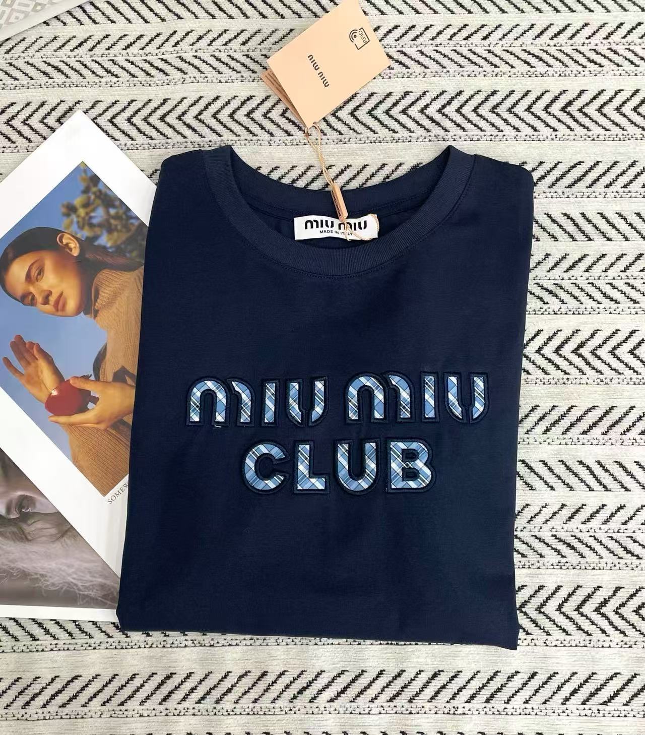 M1UM1U 刺繍レターTシャツ【50％割引+送料無料】