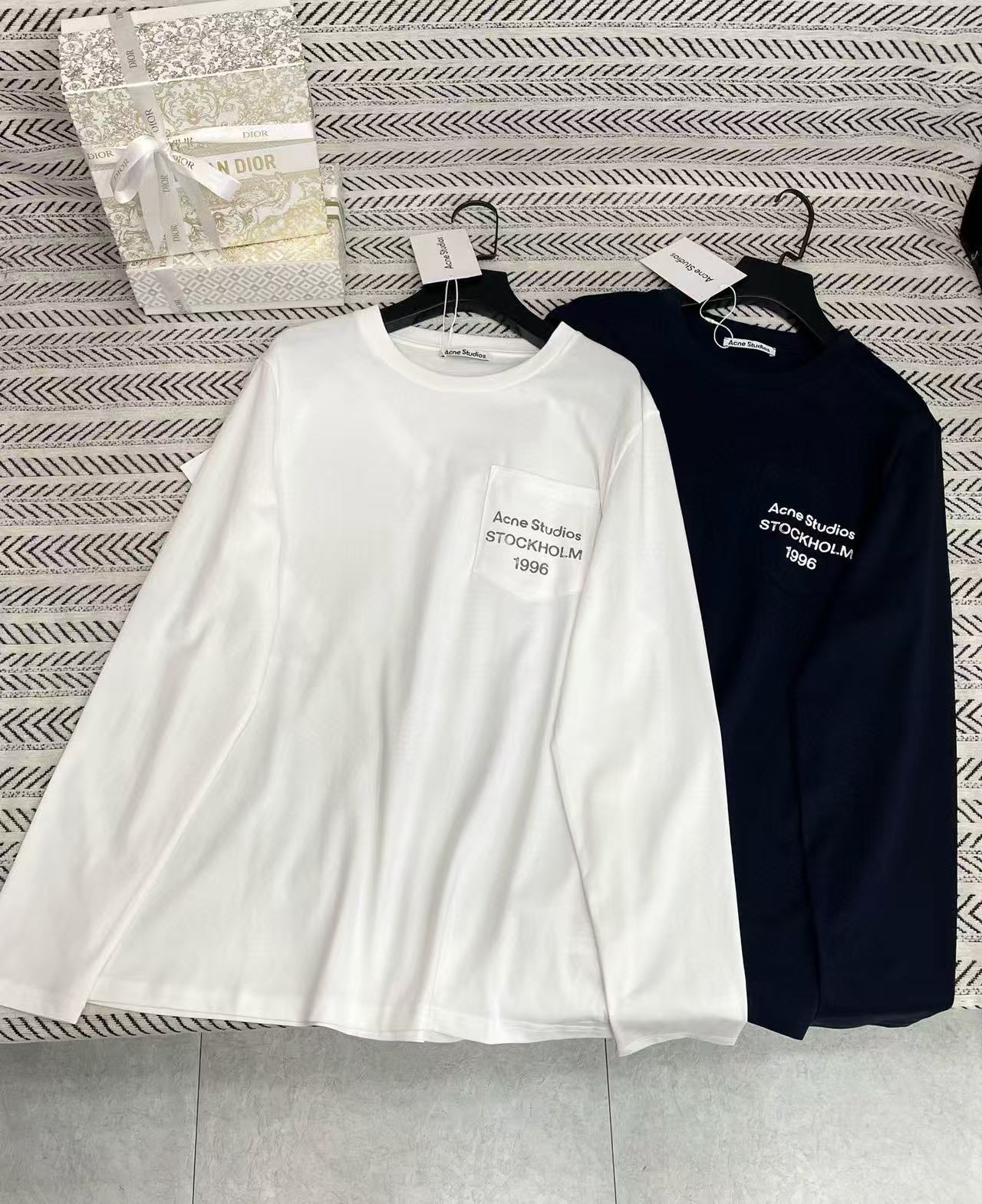 Acne StudioポケットレターロングスリーブTシャツ【50％割引+送料無料】