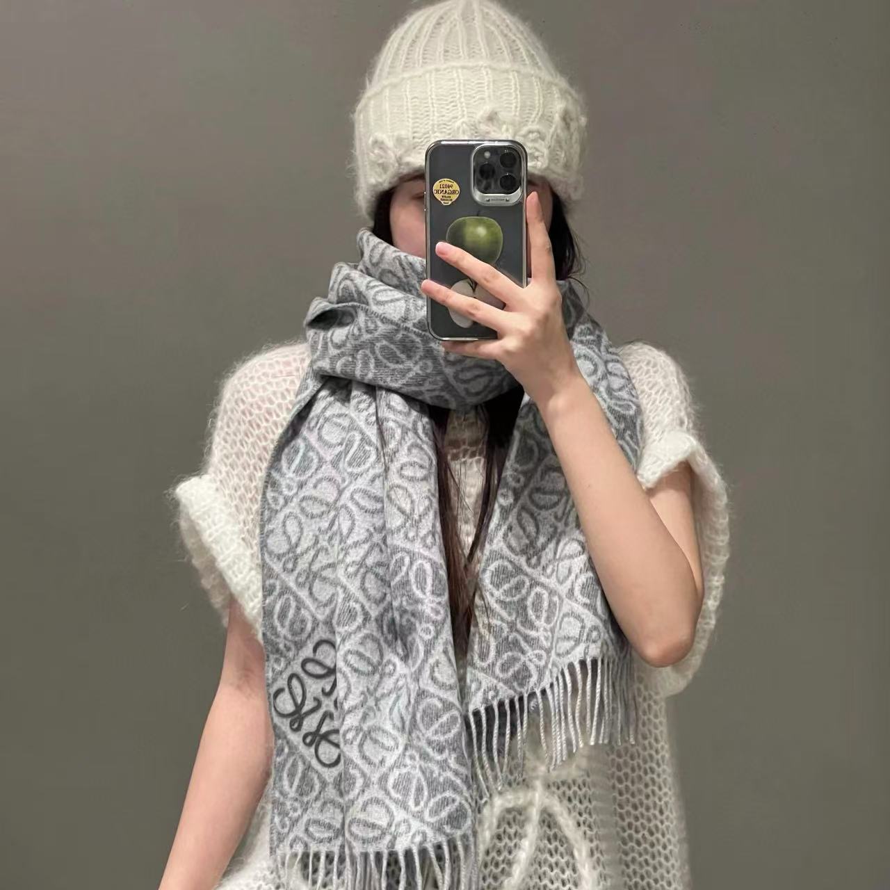 L0WEW 刺繍ロゴタッセルカシミアスカーフ【50％割引+送料無料】