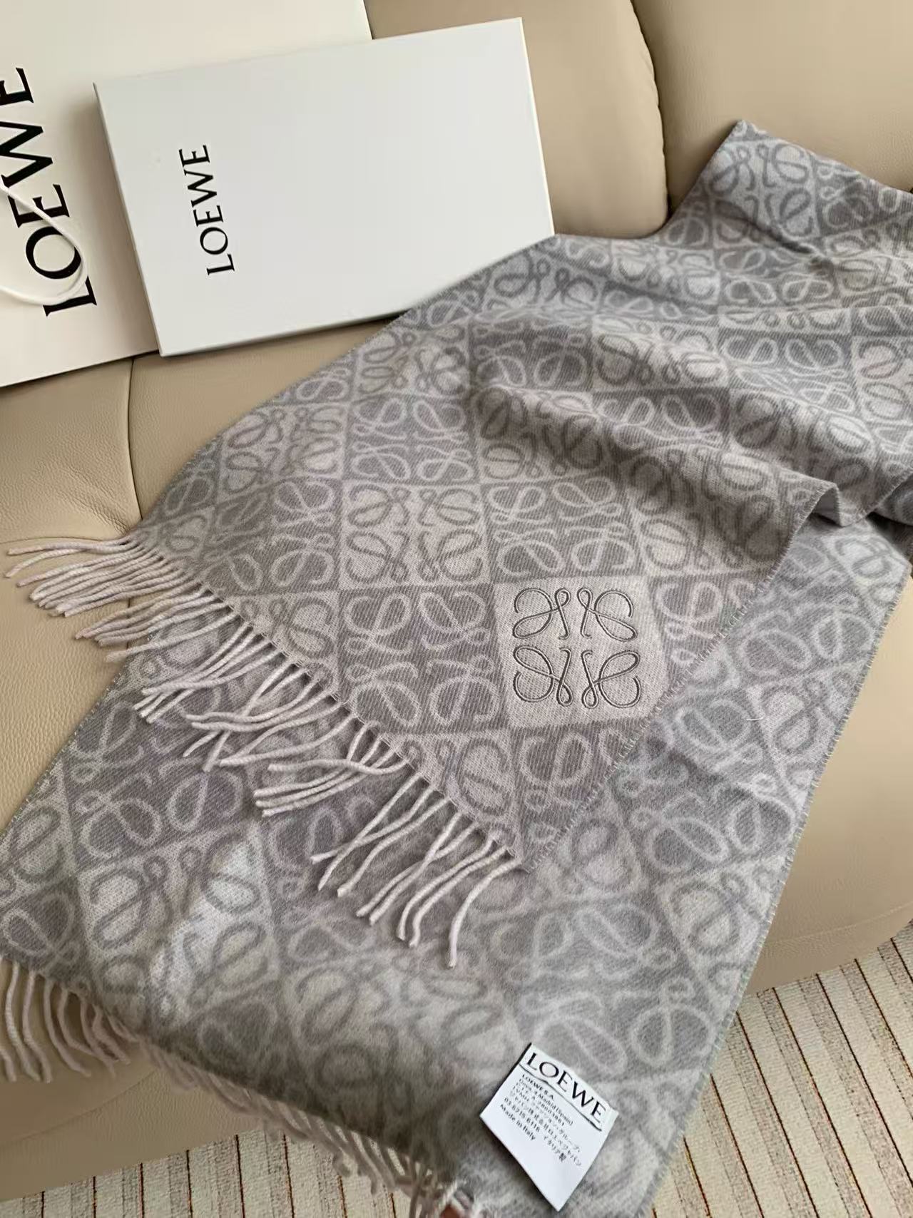 L0WEW 刺繍ロゴタッセルカシミアスカーフ【50％割引+送料無料】