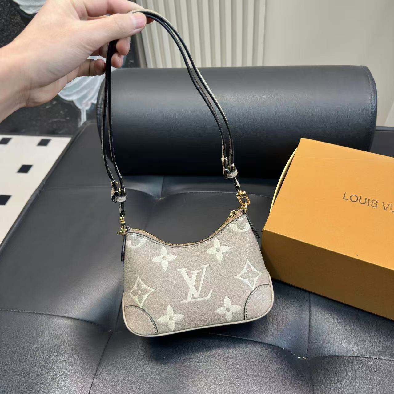 LVチェーンアンダーアームバッグ【50％割引+送料無料】