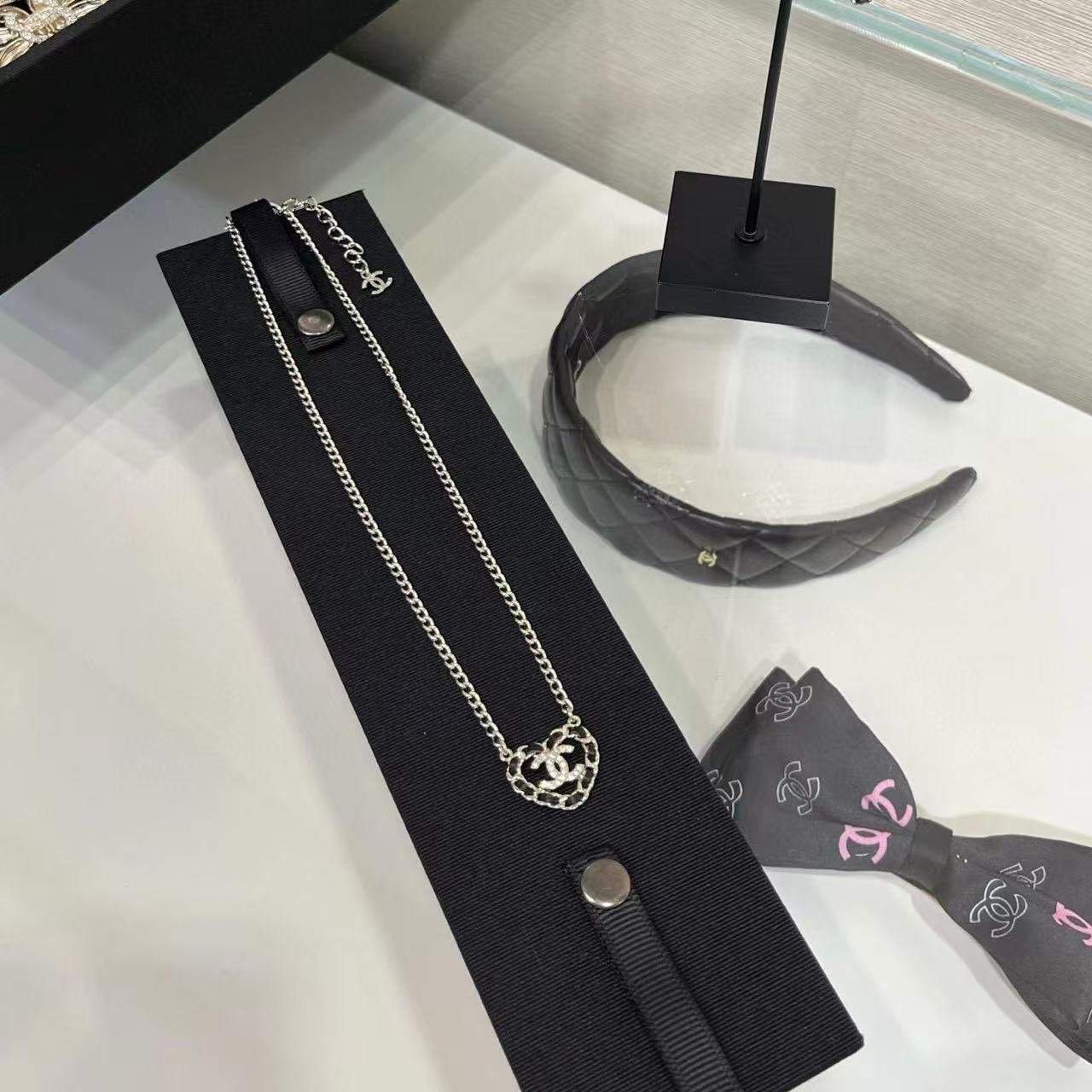 CHANE1 レザーハート ダブルCネックレス【50％割引+送料無料】