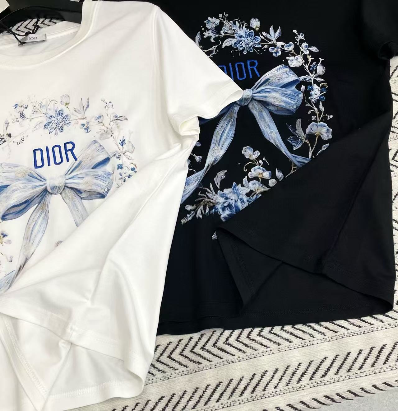 DIOR ボウエンブロイダリーレターTシャツ【50％割引+送料無料】